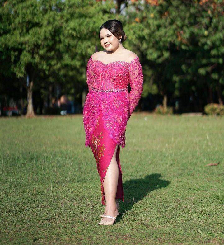 Kebaya warna fuchsia (instagram.com/askyfebrianti)