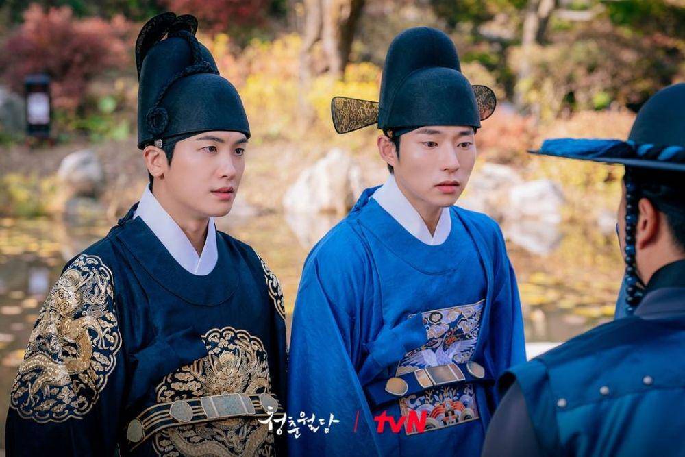 Han Sung On sedang bersama putra mahkota ketika diberi kabar soal keluarga isterinya. (dok. tvn/Our Blooming Youth)