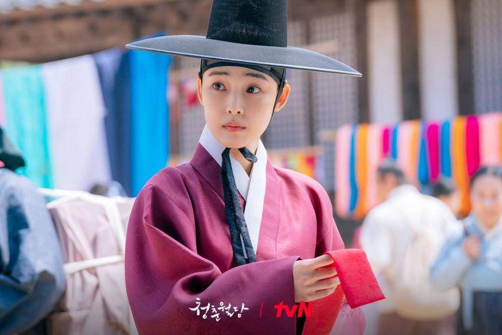 Kasim Go deberi pita oleh Han Sung On (dok. tvn/Our Blooming Youth)