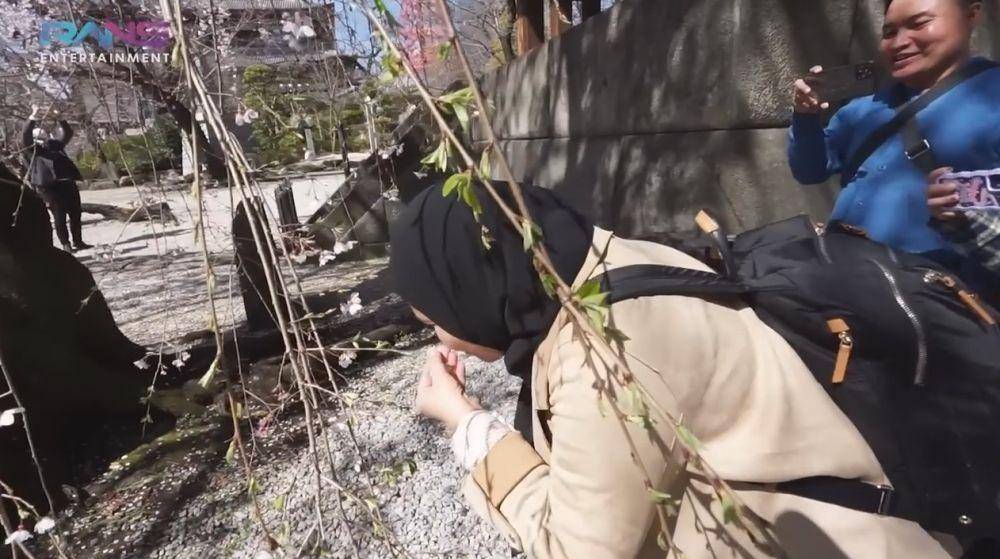 Sus Rini lihat sakura (YouTube.com/Rans Entertainment)