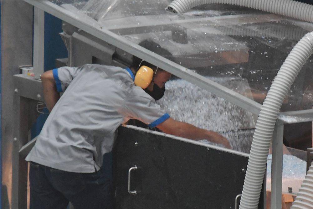 Seorang pekerja memeriksa proses daur ulang plastik berjenis Polyethylene Terephthalate (PET) di Cikarang Pusat, Kabupaten Bekasi, Jawa Barat, Rabu (8/2/2023). ANTARA FOTO/ Fakhri Hermansyah/rwa