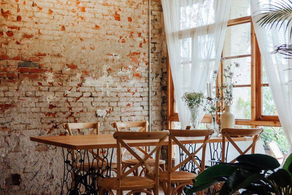 Ilustrasi ruang makan bertema rustic (unsplash.com/chanroro)