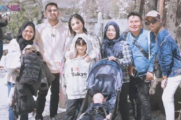 Sus Rini lihat sakura (YouTube.com/Rans Entertainment)