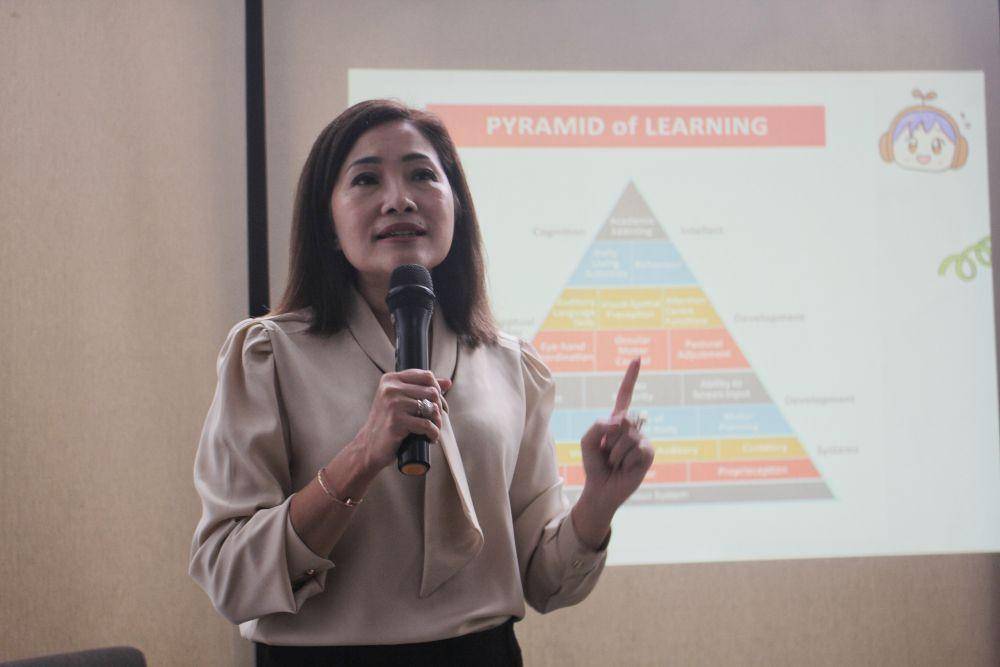 Pembicara talk show, Rosdiana Setyaningrum, memaparkan materinya kepada audiens. (IDN Times/Nena Zakiah)