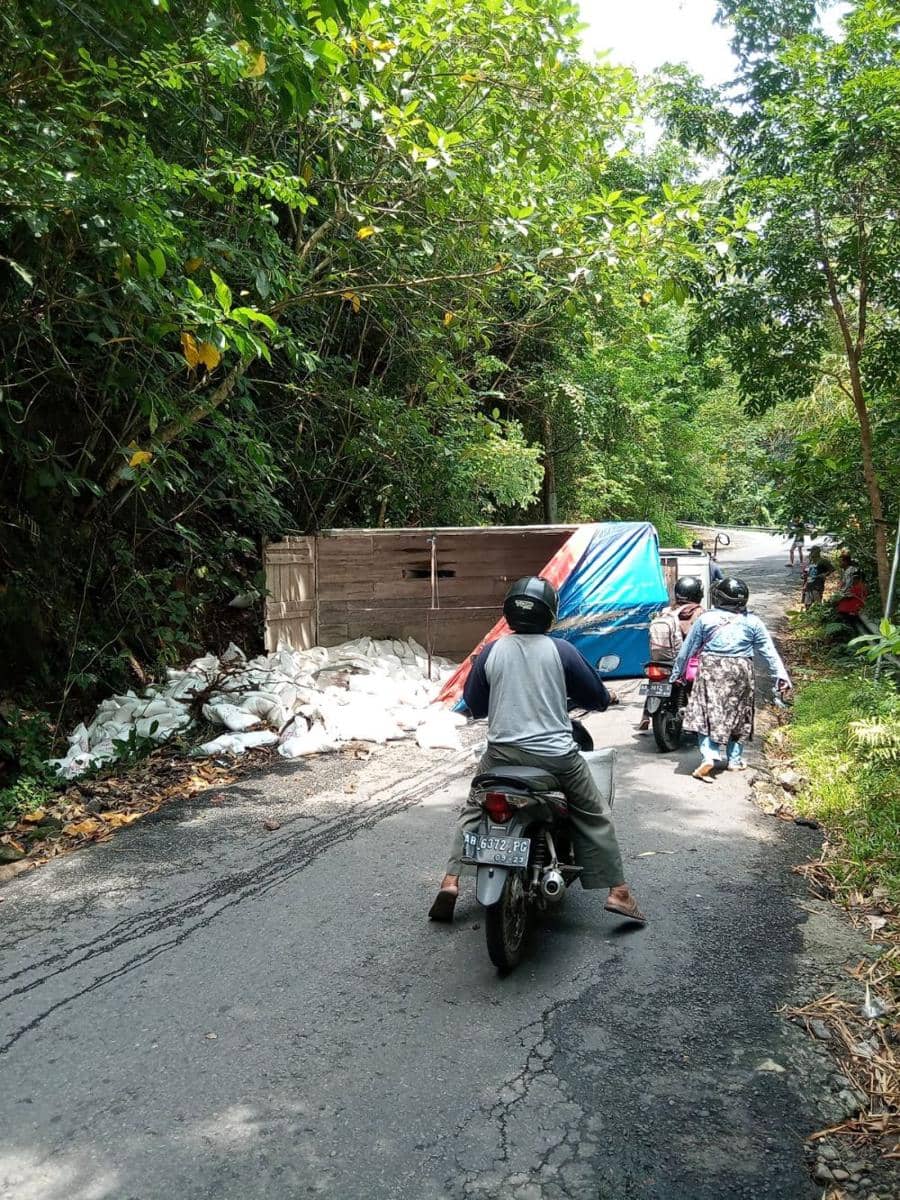 Tak Kuat Menanjak, Truk Nyaris Terbalik di Jalan Cinomati Bantul.(Dok.Polres Bantul)
