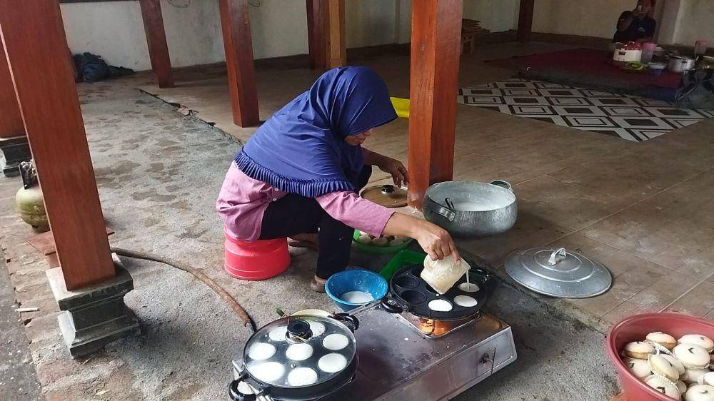 Proses pembuatan kue apem warga Madyopuro di sekitar kawasan Makam Ki Ageng Gribig. (IDN Times/Rizal Adhi Pratama)