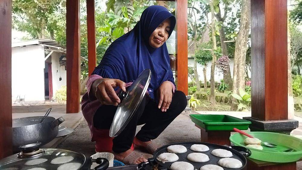 Proses pembuatan kue apem warga Madyopuro di sekitar kawasan Makam Ki Ageng Gribig. (IDN Times/Rizal Adhi Pratama)