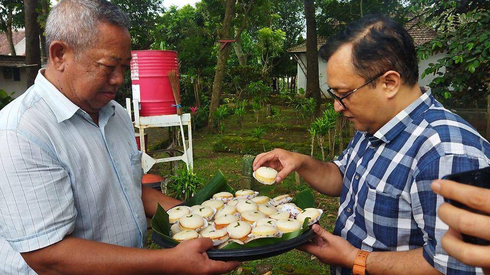 Pembagian kue apem warga Madyopuro di sekitar kawasan Makam Ki Ageng Gribig. (IDN Times/Rizal Adhi Pratama)