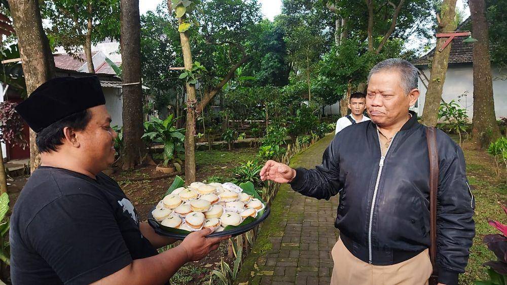 Pembagian kue apem warga Madyopuro di sekitar kawasan Makam Ki Ageng Gribig. (IDN Times/Rizal Adhi Pratama)