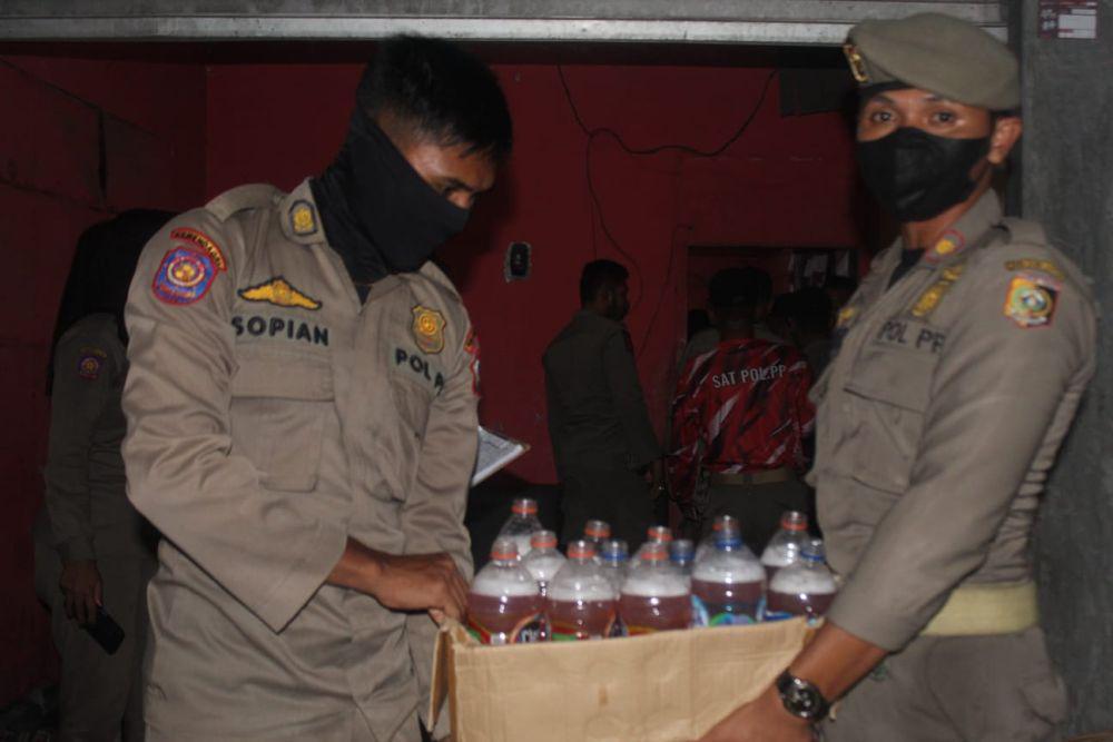 Sambut Ramadan, Satpol PP Lombok Timur Sita Ratusan Botol Miras