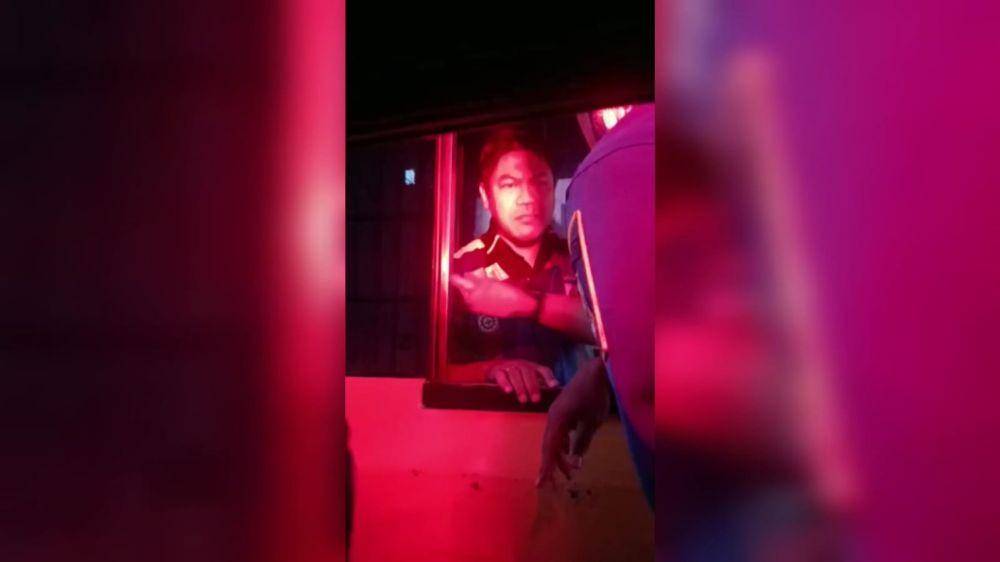 Personel Damkar adu argumen dengan petugas Tol Jatiwarna. (Istimewa).