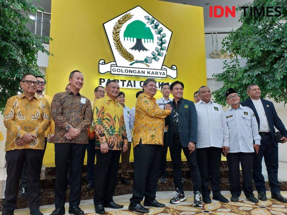 Ketua Umum Partai Golkar Airlangga Hartarto ketika menerima kunjungan dari Ketum Partai Bulan Bintang (PBB), Yusril Ihza Mahendra pada Selasa, 21 Maret 2023. (IDN Times/Santi Dewi)