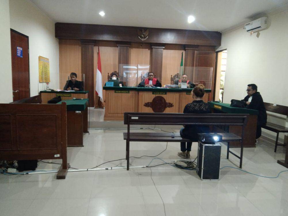 Proses sidang UU ITE Dian Patria Arum Sari. (IDN Times/Rizal Adhi Pratama)