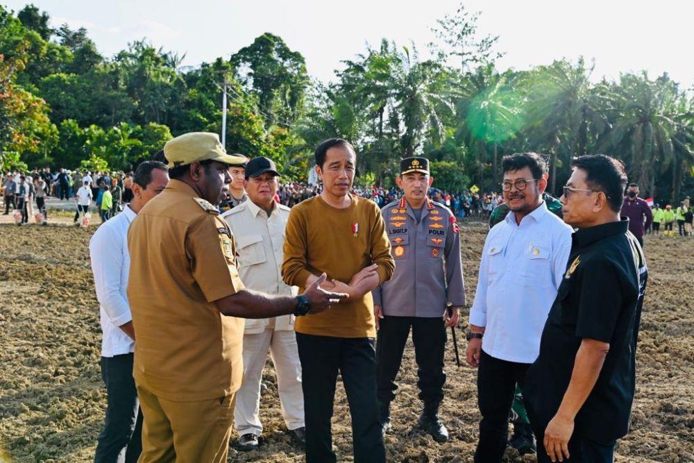 Mentan SYL mendampingi Presiden Joko Widodo saat meninjau pengembangan food estate di Papua. (Dok. Kementan)