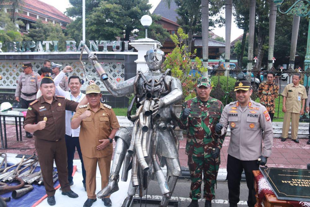 Unik, Patung Kuda Lumping dari Knalpot Blombongan Sitaan