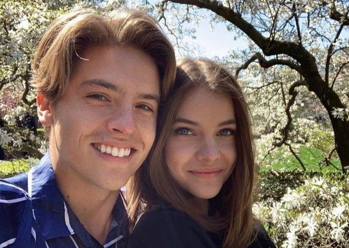 9 Potret Mesra Barbara Palvin dan Dylan Sprouse, Dikabarkan Tunangan!
