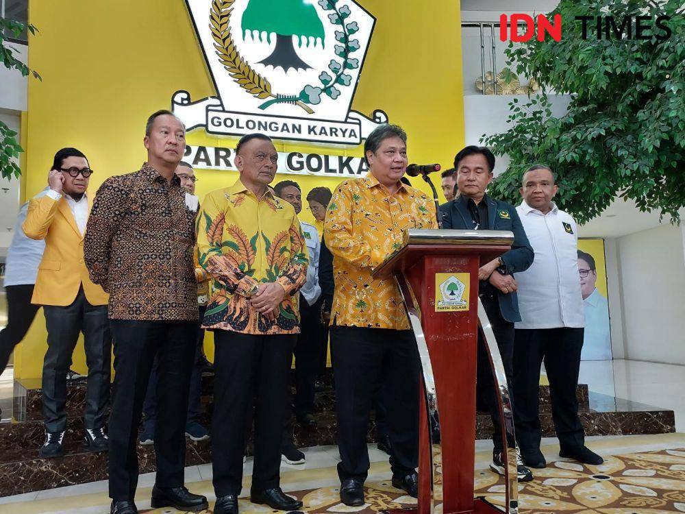 Ketua Umum Partai Golkar Airlangga Hartarto ketika menerima kunjungan dari Ketum Partai Bulan Bintang (PBB), Yusril Ihza Mahendra pada Selasa, 21 Maret 2023. (IDN Times/Santi Dewi)