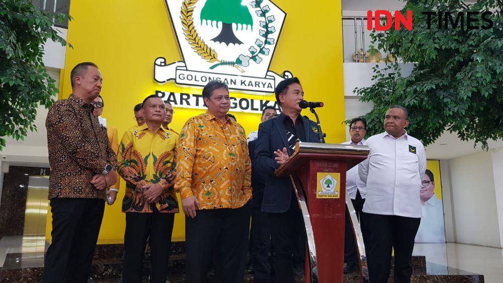 Ketua Umum Partai Golkar Airlangga Hartarto ketika menerima kunjungan dari Ketum Partai Bulan Bintang (PBB), Yusril Ihza Mahendra pada Selasa, 21 Maret 2023. (IDN Times/Santi Dewi)