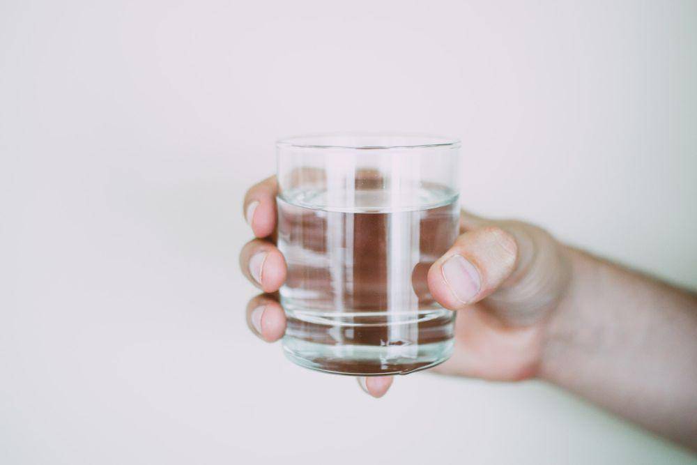 ilustrasi air minum(pexels.com/Lisa fotios)