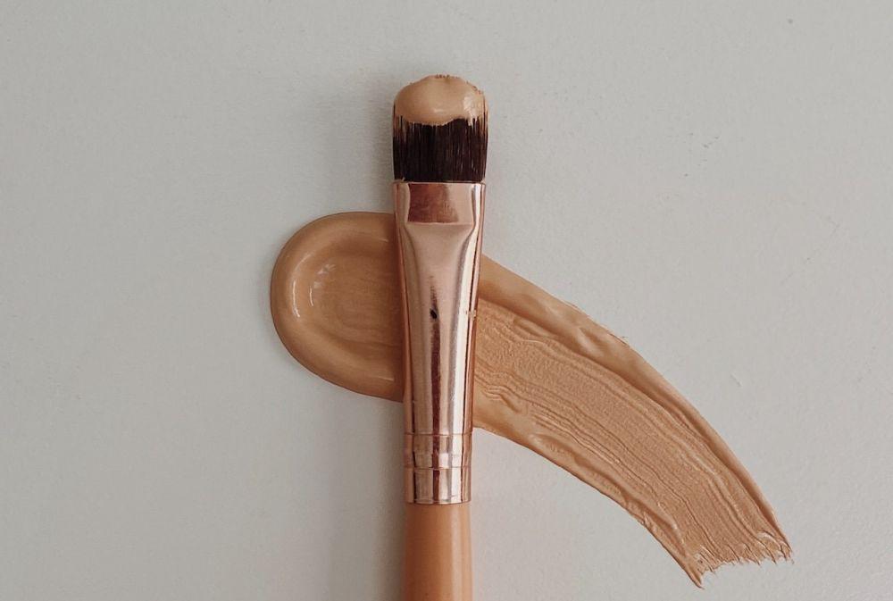 ilustrasi brush dan foundation (pexels.com/Pegah Sharifi)