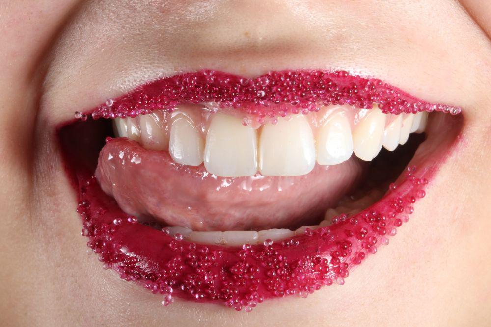 7 DIY Resep Lip Scrub Atasi Bibir Kering dan Pecah-pecah saat Puasa