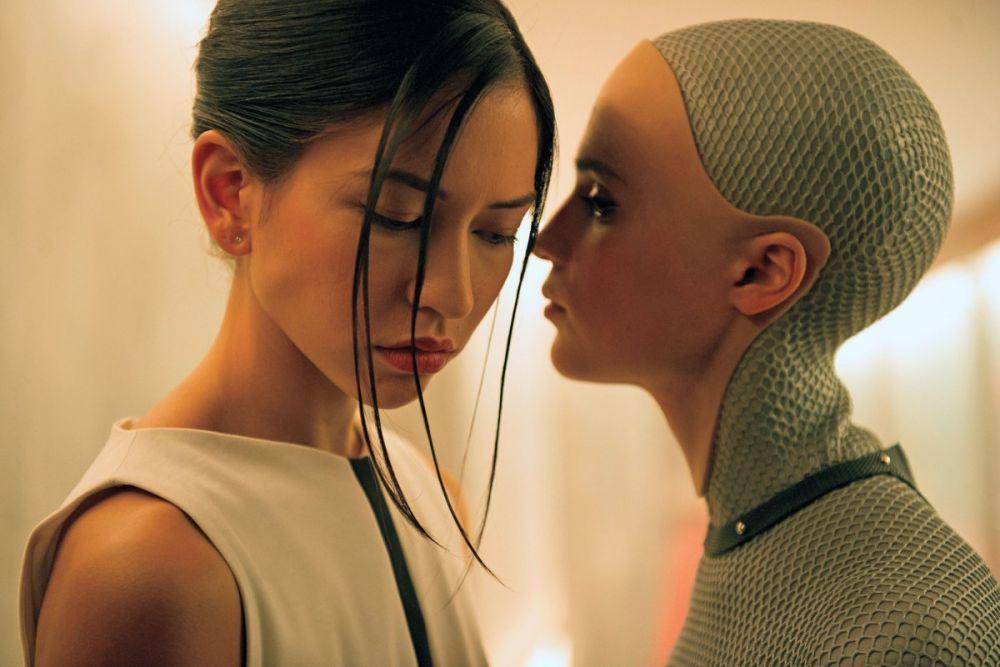 Alicia Vikander (kanan) dalam film Ex Machina (dok. A24/Ex Machina)