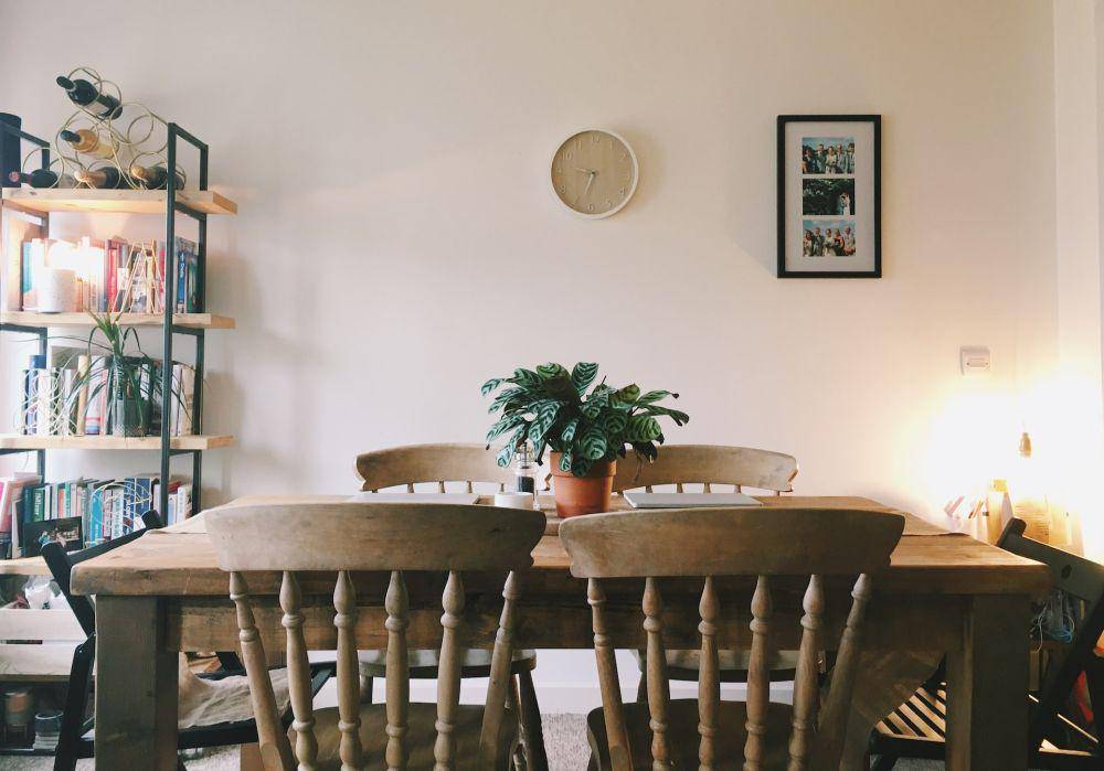 Ilustrasi ruang makan bertema rustic (unsplash.com/ sarah)