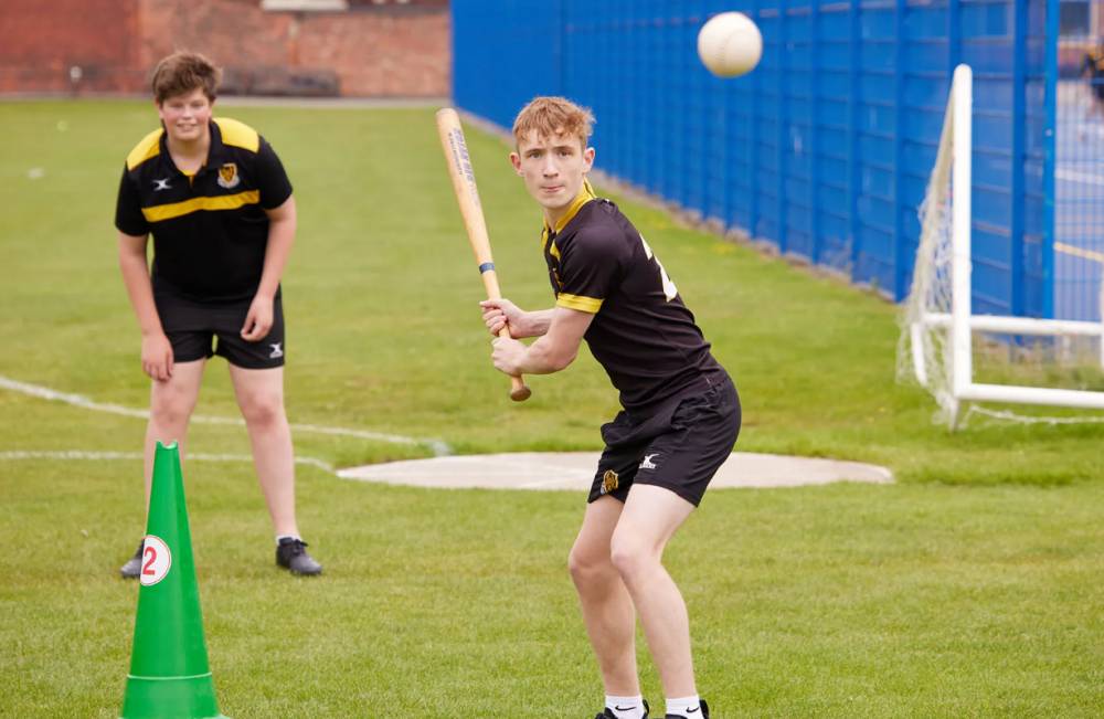 ilustrasi permainan rounders (stockportgrammar.co.uk)