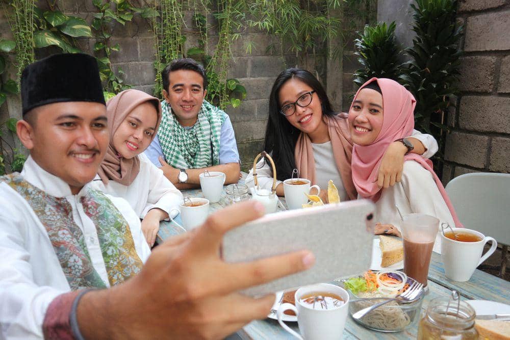 Selfie bersama (Shutterstock/SVRSLYIMAGE)