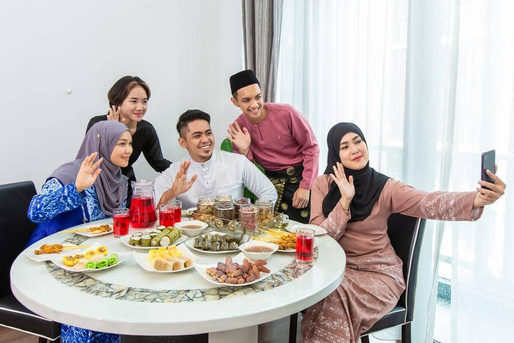 Menelfon kawan lama (Shutterstock/Yusnizam Yusof)