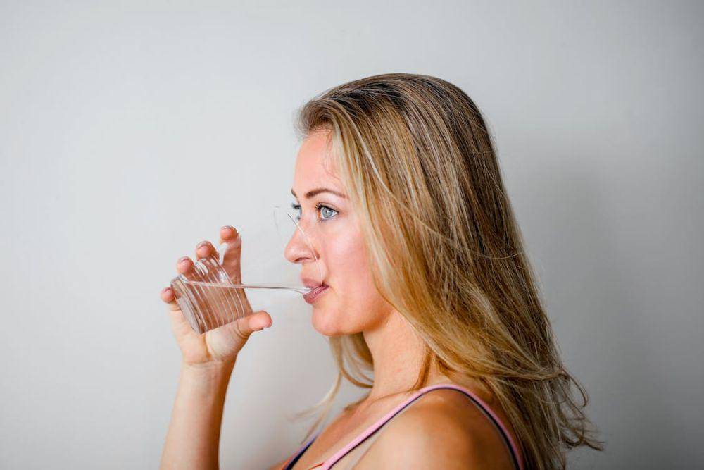 ilustrasi minum air putih (pexels.com/Andrea Piacquadio)