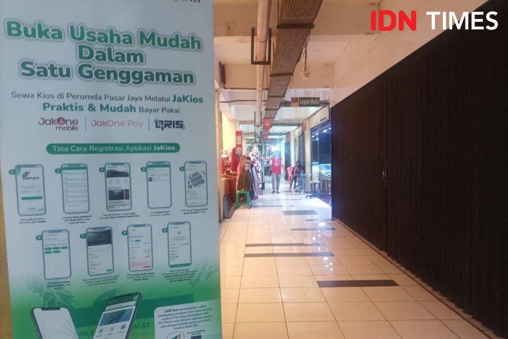 Digitalisasi Pasar Jaya di Pasar Kramat Jati, Selasa (21/2/2023). (IDN Times/Dini Suciatiningrum)