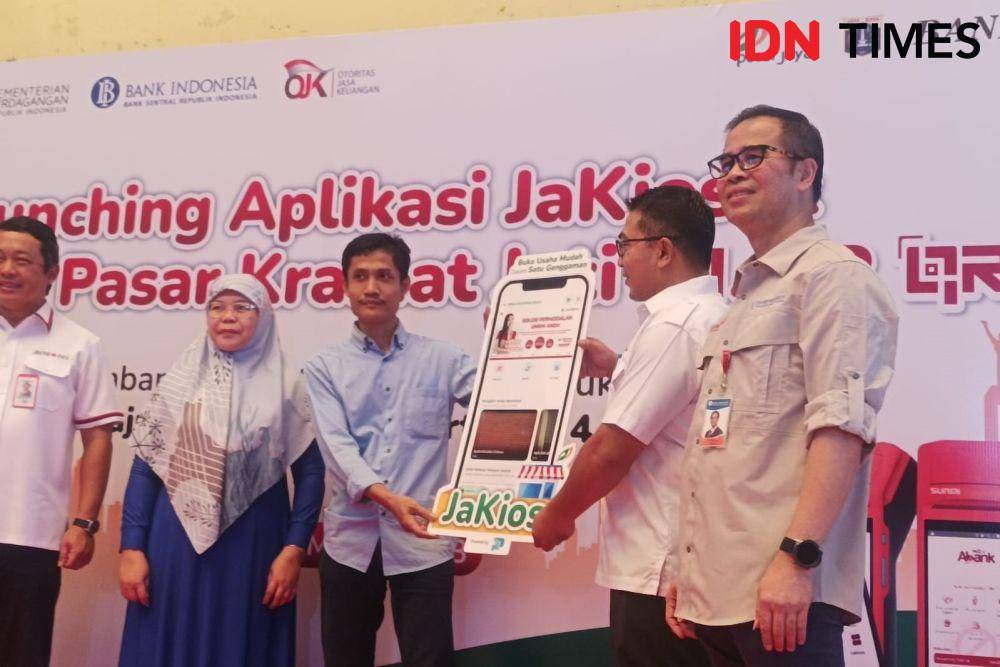 Digitalisasi Pasar Jaya di Pasar Kramat Jati, Selasa (21/2/2023). (IDN Times/Dini Suciatiningrum)
