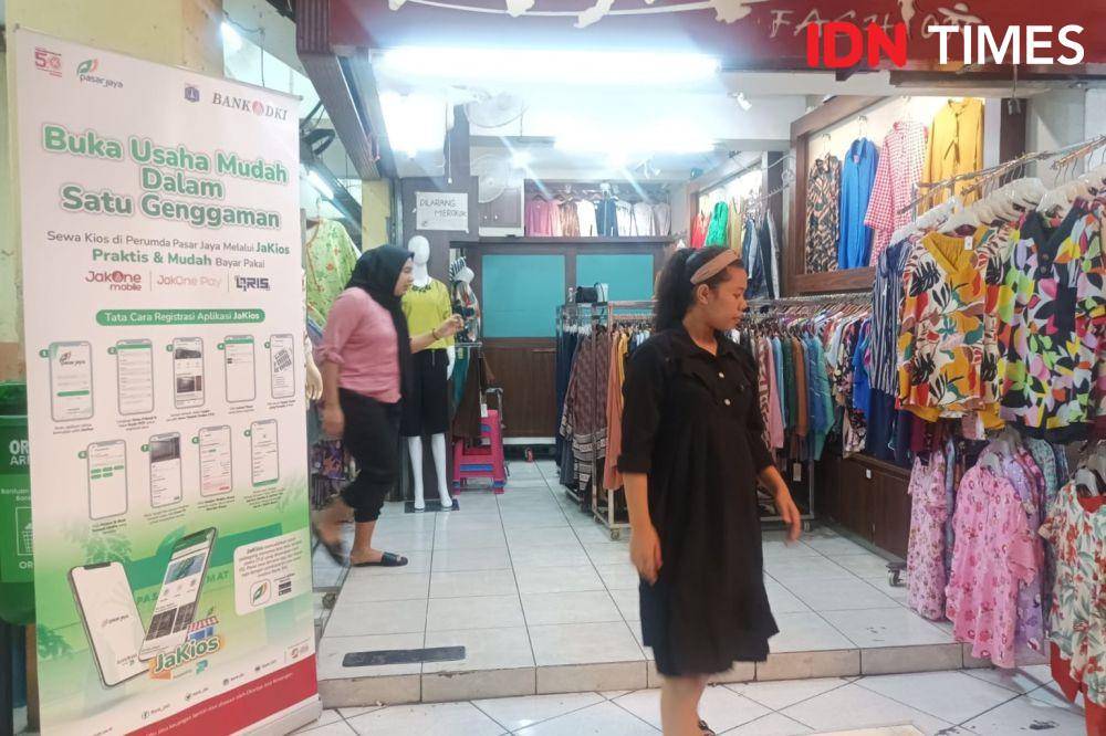 Digitalisasi Pasar Jaya di Pasar Kramat Jati, Selasa (21/2/2023). (IDN Times/Dini Suciatiningrum)
