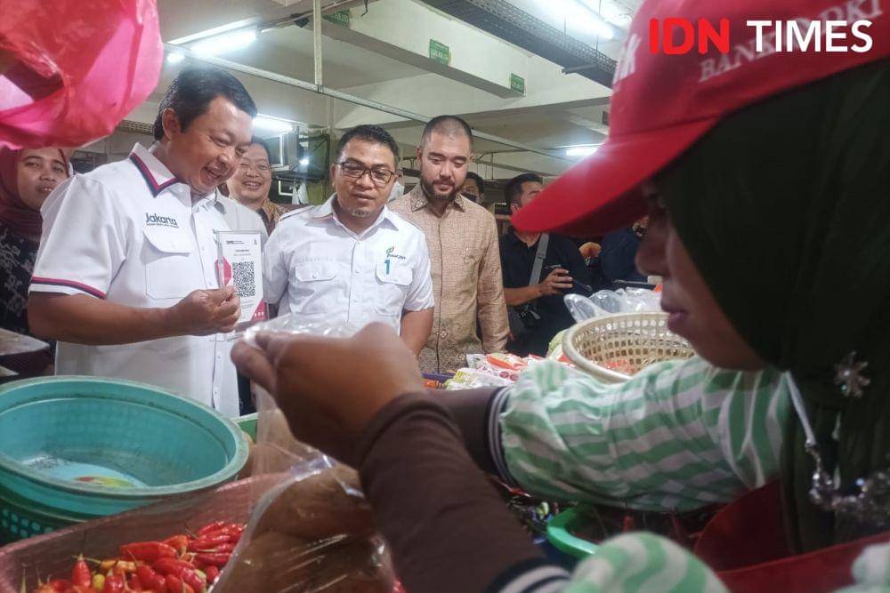 Digitalisasi Pasar Jaya di Pasar Kramat Jati, Selasa (21/2/2023). (IDN Times/Dini Suciatiningrum)