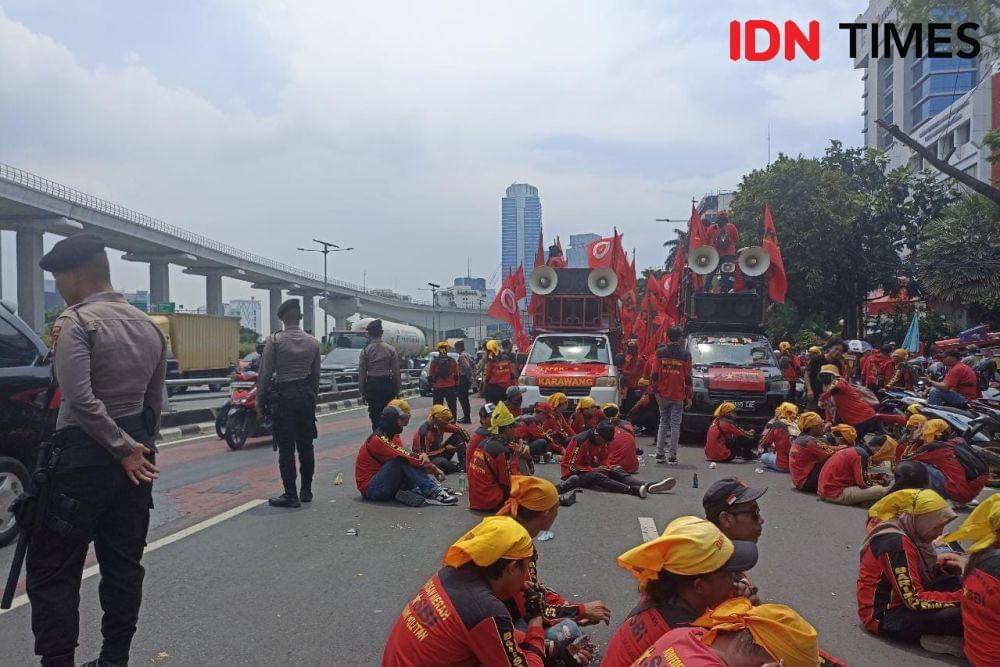 Lalu lintas di depan kantor Kemenaker terlihat padat dan ada penyempitan jalur di Jalan Gatot Subroto, Jakarta Selatan arah Cawang. (IDN Times/Lia Hutasoit)