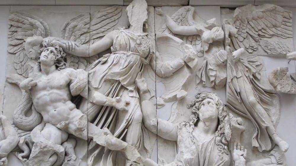 patung Alcyoneus di museum pergamon (youtube.com/Factnomenal)
