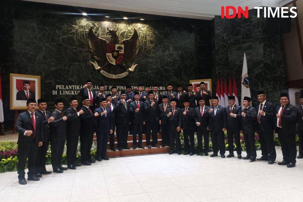 Penjabat (PJ) Gubernur DKI Jakarta Heru Budi Hartono melantik sejumlah pejabat di lingkungan Pemprov DKI Jakarta, Selasa (21/2/2023). (IDN Times/Dini Suciatiningrum)
