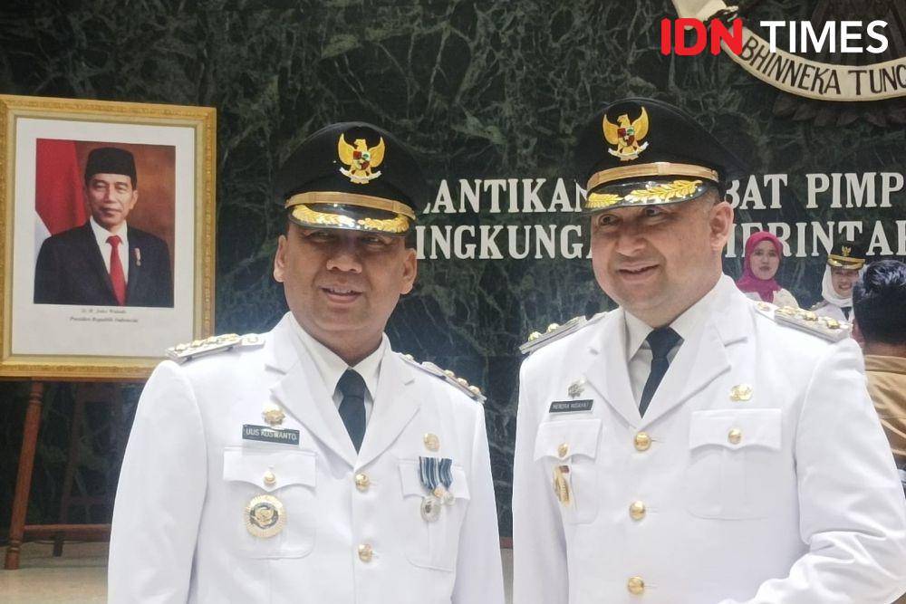 Wali Kota Jakarta Barat Uus Kuswanto (kiri) usai dilantik di Balai Kota DKI Jakarta, Selasa (21/2/2023). (IDN Times/Dini Suciatiningrum)