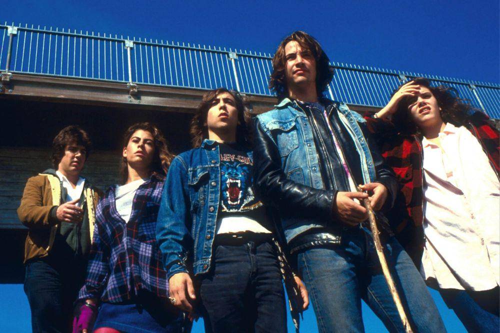 Keanu Reeves (dua dari kanan) dalam film River's Edge (dok. Island Pictures/River's Edge)