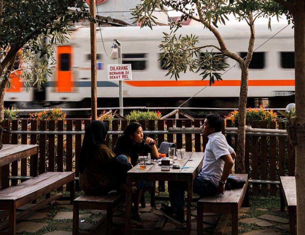5 Tempat Nongkrong di Jogja dengan View Kereta Api, Syahdu!