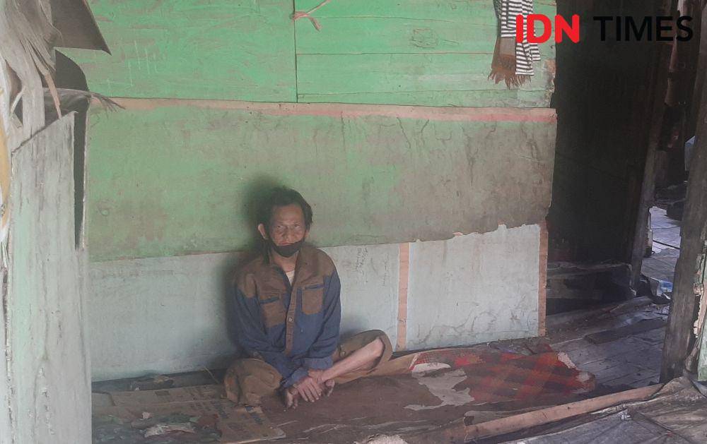 Kondisi lumpuh, warga Jalan Tri Sakti ini hanya berharap bantuan tetangga dan warga sekitar. Hamdani