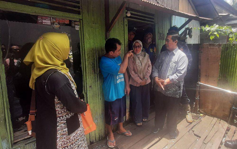 Wali Kota Banjarmasin, Ibnu Sina kunjungi warga yang satu rumah dalam keadaan lumpuh dan disabilitas di Jalan Trisakti.