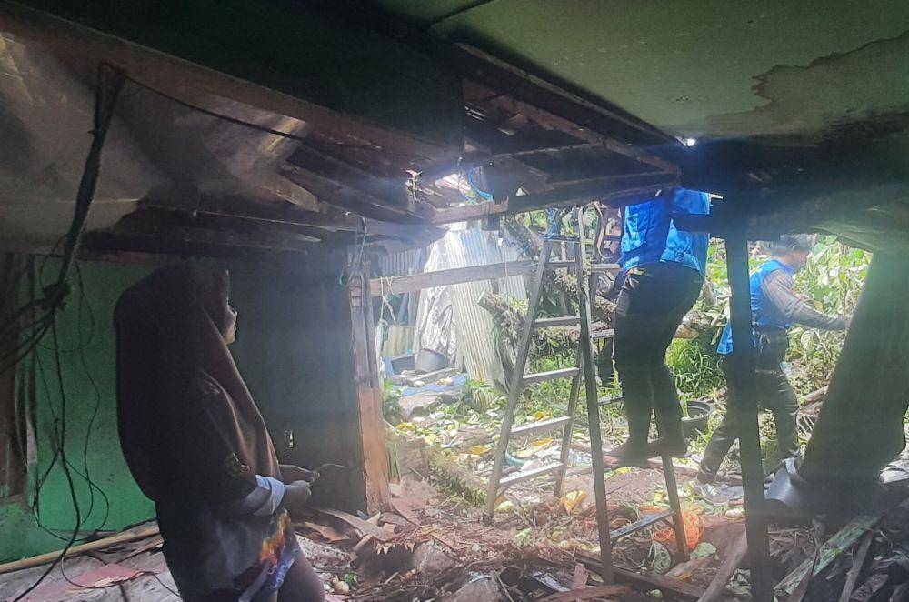 Kondisi rumah yang rawan ambruk mendapat penanganan dari pemuda Karang Taruna dan Pemko Banjarmasin.