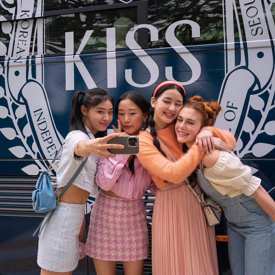 Sunny Oh, Gia Kim, Han Bi Ryu, dan Jocelyn Shelfo dalam serial XO, Kitty (dok. Netflix/XO, Kitty)