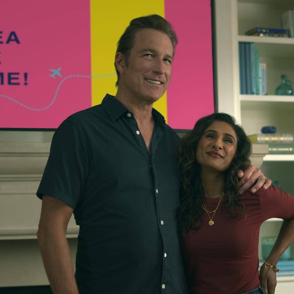 John Corbett dan Sarayu Blue dalam serial XO, Kitty (dok. Netflix/XO, Kitty)