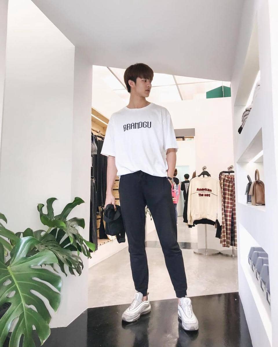 Gaya busana Meen Nichakoon (instagram.com/meennicha8)