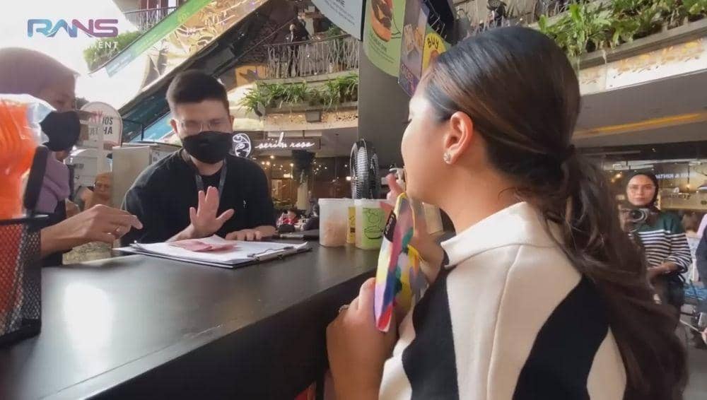 Nagita borong jajanan (YouTube.com/Rans Entertainment)