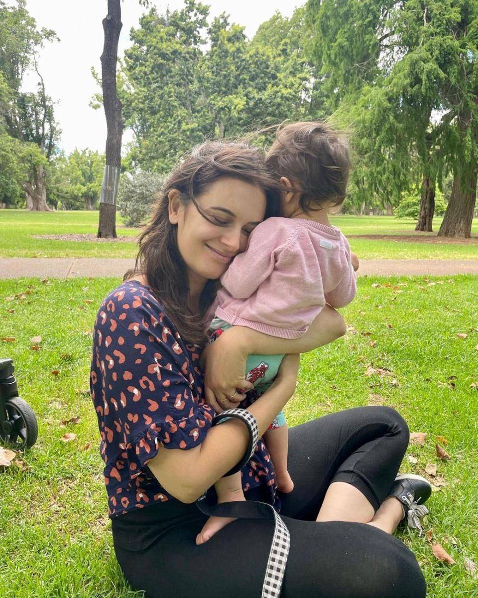 Evelyn Sharma dan putrinya (instagram.com/evelyn_sharma)