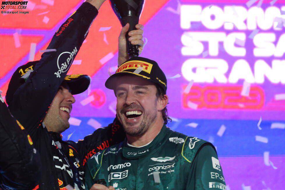Sergio Perez menyiramkan champagne ke kepala Fernando Alonso yang finis di podium ke-3 di Gp Arab Saudi 2023. (twitter.com/Fernando Alonso)